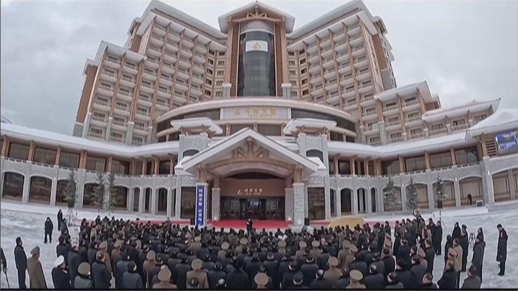 北韓豪華酒店完工！金正恩「手牽愛女」出席典禮　接班領導人意味濃厚