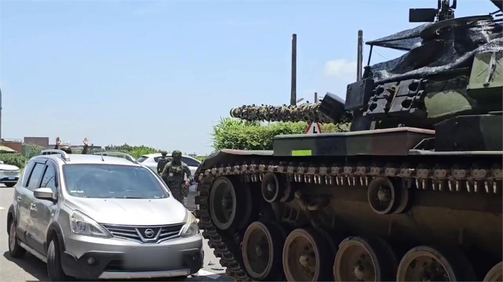 漢光演習第五天 各地意外不斷 戰術輪車捲騎士.戰車撞轎車.自走砲擦撞