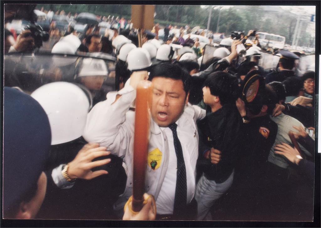 狀況好轉!陳光復已手術復原顱骨 徐國勇探視「全程睜眼似專心傾聽」