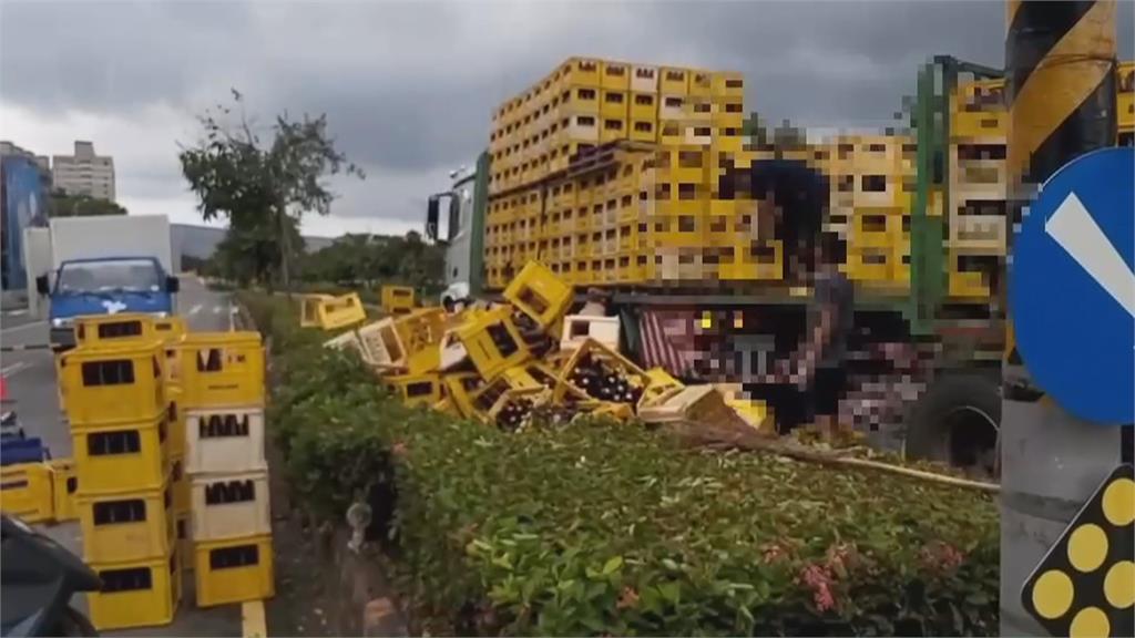 曳引車繩索突斷裂　200箱米酒碎滿地阻交通