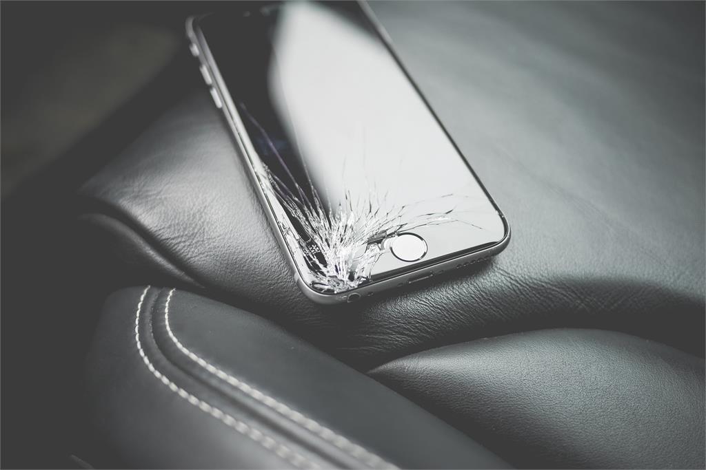 iPhone 13螢幕壞「只能回原廠修」？非官方恐犧牲Face ID！