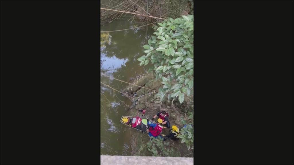 三灣騎車雙載失控衝護欄墜5米深邊坡　連人帶車摔進溪水1死1傷