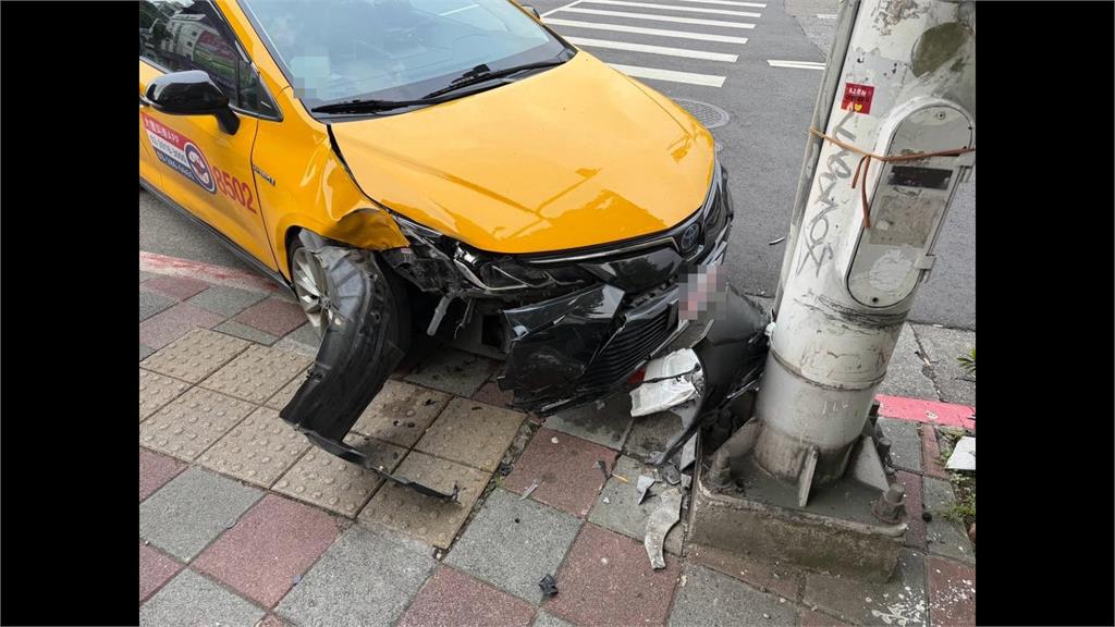 小黃運將不熟路況　開車沿路找門牌　衝上人行道撞到行人﹑直撞燈桿