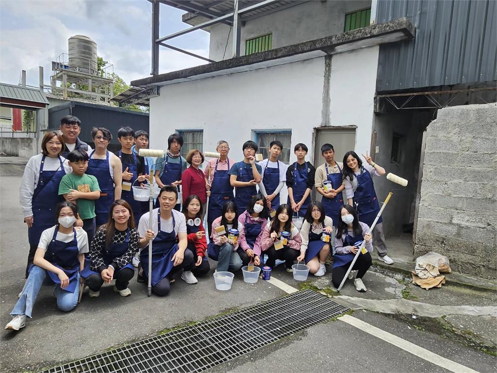 旭悅鋼鐵回饋鄉里 攜手華德福青少年到原民部落公益彩繪