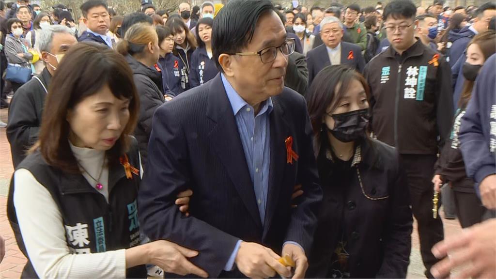 快新聞/陳水扁拄拐杖抵柯文哲爸爸告別式 馬英九戴墨鏡現身
