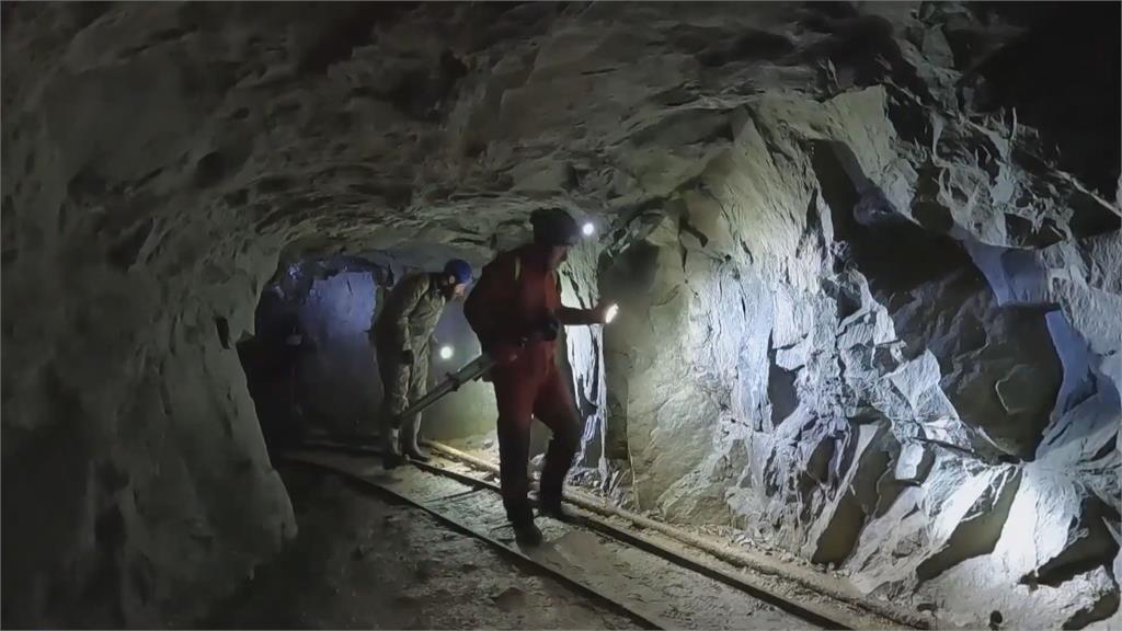 救援成功!63歲知名洞穴學家受困「50公尺深地洞」 驚險畫面全都錄
