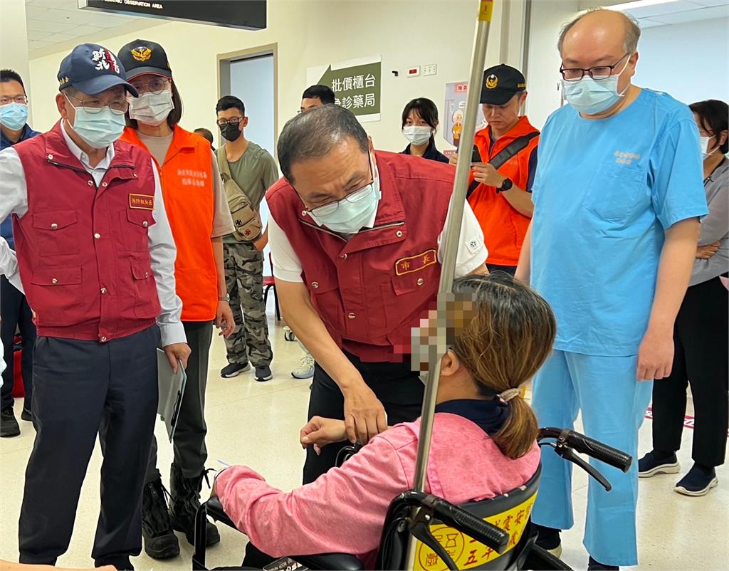 快新聞/撞擊瞬間畫面曝!三峽車禍4人命危 侯友宜急赴3醫院探視