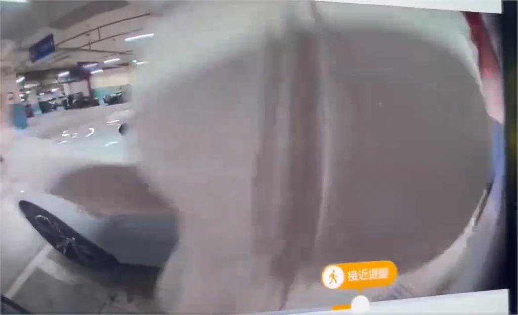 特斯拉車主突收哨兵模式!車窗驚遭超兇駕駛「正面衝擊」網嗨:想換車了