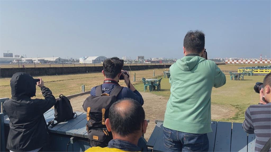 超醒目！韓國「黑鷹教練機」特技隊　過境小港機場　軍事迷拍英姿