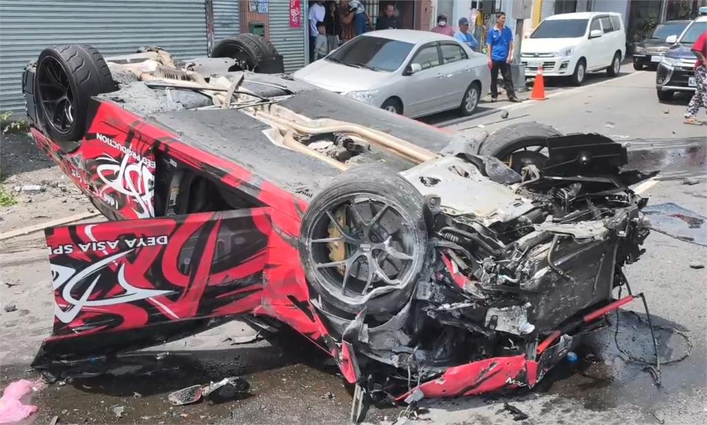 拖鞋卡油門! 賽車失控暴衝撞擊4車 民眾:以為爆炸