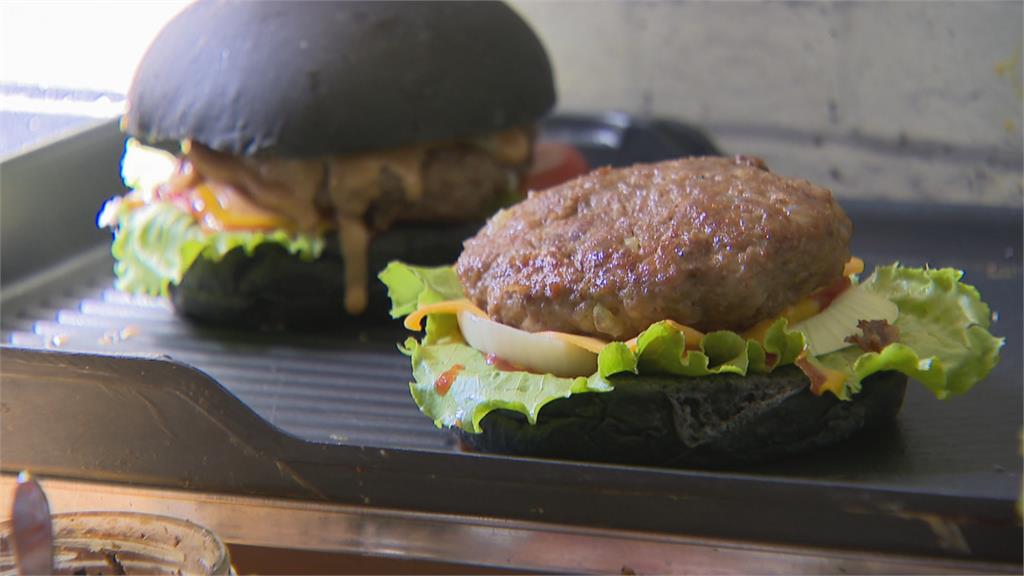 環島餐車來自屏東！　巨無霸漢堡8塊牛肉排超霸氣