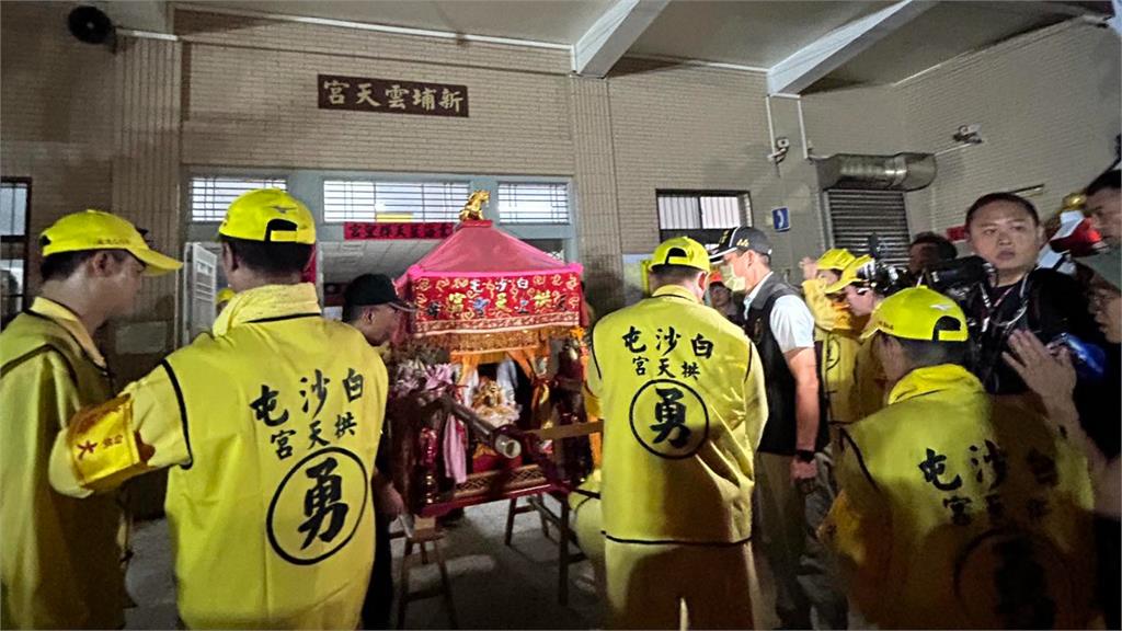 白沙屯媽祖「起駕1小時就顯靈」停駕這宮廟!信徒曝深厚淵源:來找好姐妹