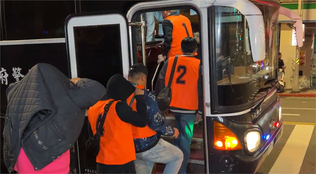 快新聞/北市警深夜掃蕩地下百家樂賭場!帶回60餘人 查獲逾百萬元賭資