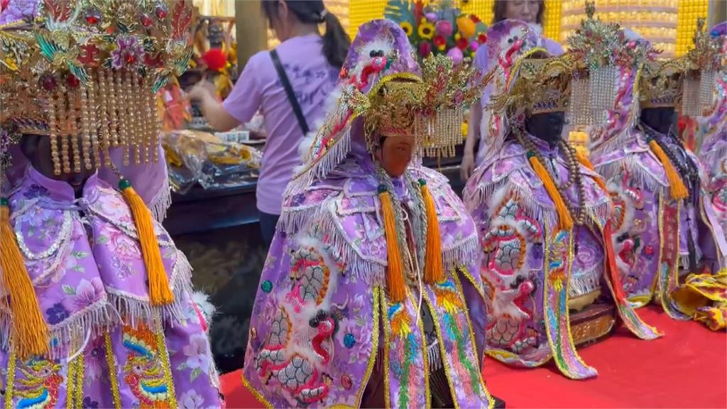 客家大廟永貞宮12尊媽祖換紫袍　白冰冰崇敬護持