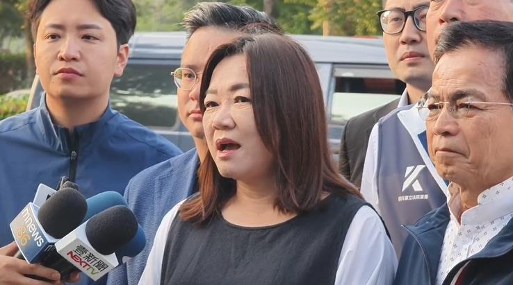 快新聞/立院昨上演全武行 僅剩10名藍白委飛太平島考察