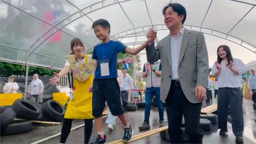 三分鐘畫出Q版自畫像! 賴總統出席凱道活動展繪畫天份