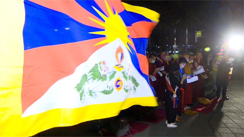 西藏抗暴日64週年　藏人齊聚自由廣場點燈祈福