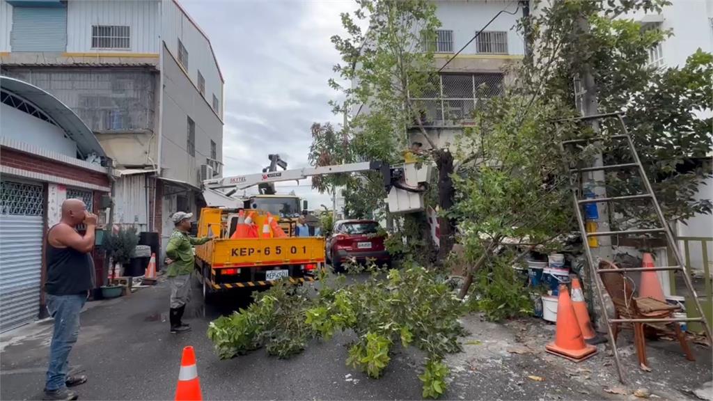 快新聞/樺加沙來犯!花蓮大規模撤村 台東民眾鋸樹防颱