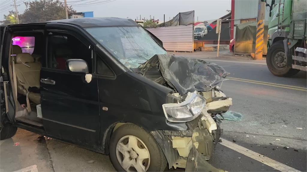廂型車攔腰撞上聯結車　1男1女重傷昏迷
