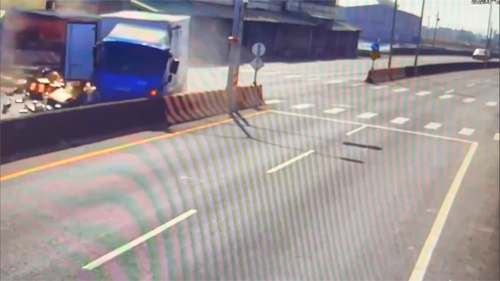 最新/貨物噴飛台19線!小貨車遭猛撞「甩尾」釀2傷 路邊早餐店也遭殃