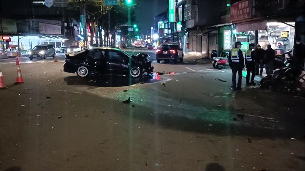 貪快釀禍!花蓮騎士搶黃燈遭撞飛命危 桃園開車競速撞爛民宅