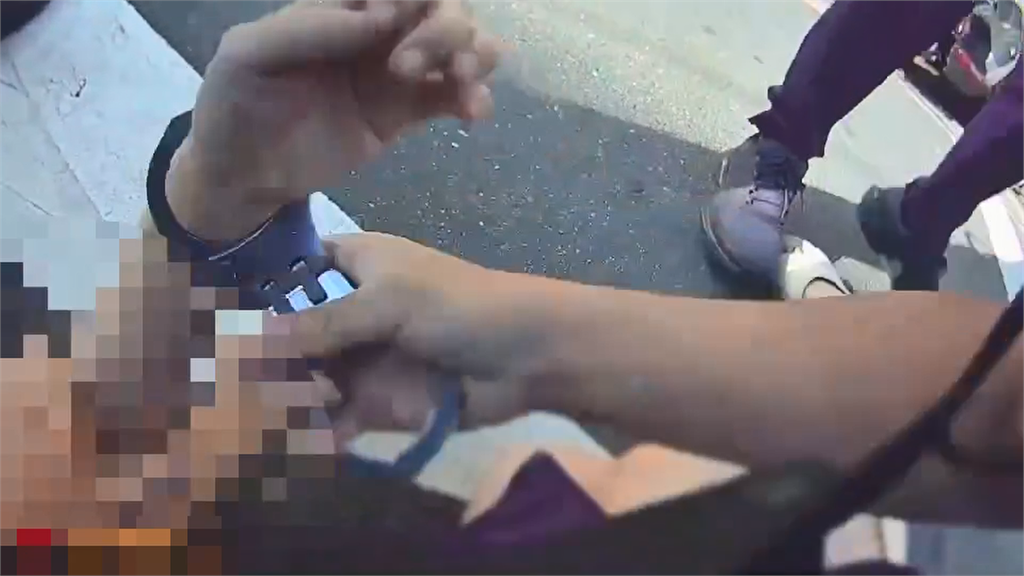 快新聞／宛如恐怖電影！板橋婦持雙刀狂奔　警急噴辣椒水壓制上銬