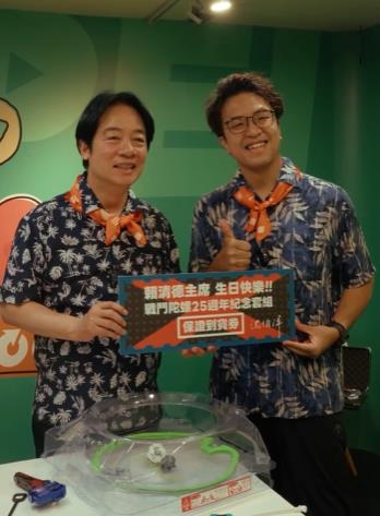 快新聞／賴清德67歲生日快樂！沈伯洋親送「這1物」　兩人激戰畫面曝光