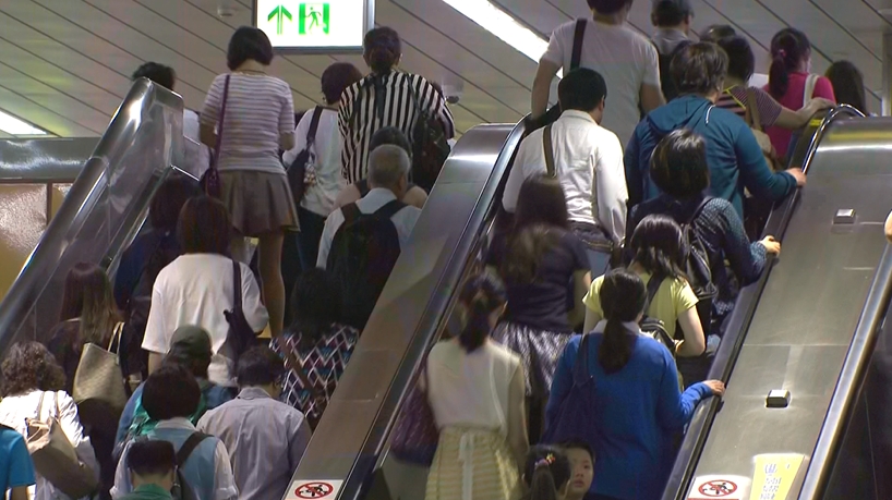 搭手扶梯別再告靠右站靠左走　站穩踏階！捷運宣導「雙邊站」