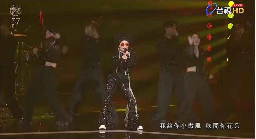 金曲37／比莉、周湯豪母子同台開唱！74歲唱跳真實狀態　網一面倒：真的超強