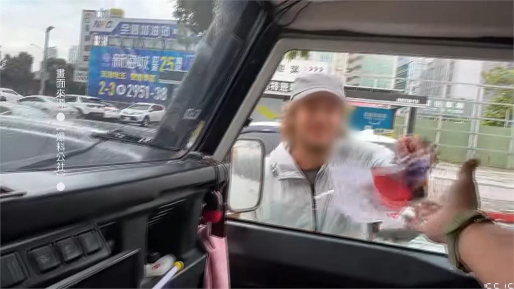 超危險！外籍男穿梭車陣賣國旗　疑集團操作詐騙