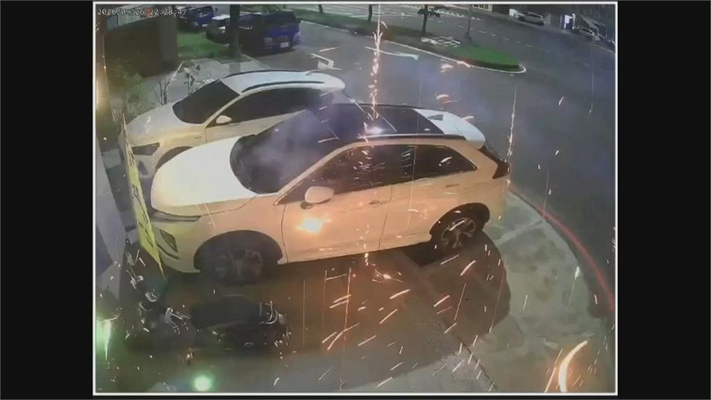 中秋危險亂象！台南鞭炮衝室內　高雄人行道放煙火波及車輛