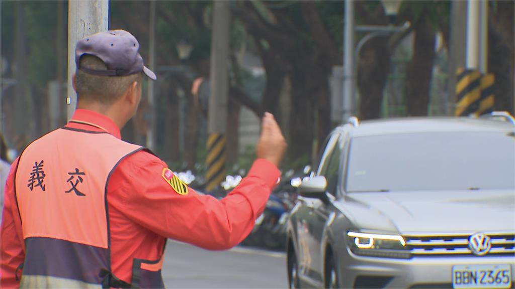 台塑超過4千員工搬進內湖 公車站牌大排長龍畫面曝