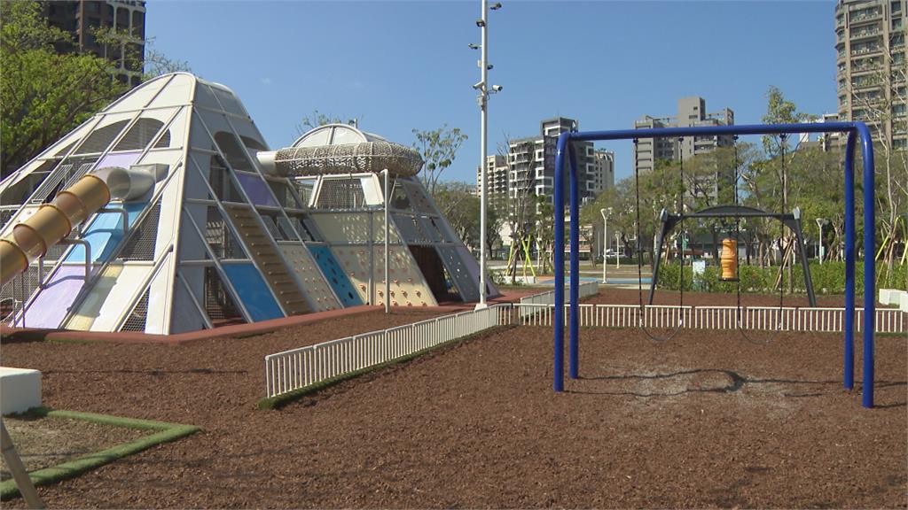公園戲水池洗拖把!保全無視小孩正在玩水挨家長轟