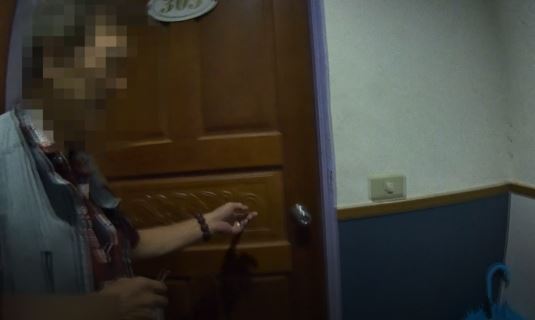 女友阻擋執法!男跳窗逃逸「摔斷腿」 警搜出多項毒品 女全推:是男友的