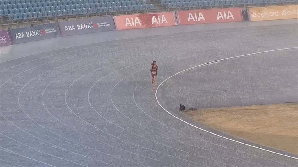 柬埔寨女將吊車尾仍冒雨完賽　總理發30萬台幣獎金表揚