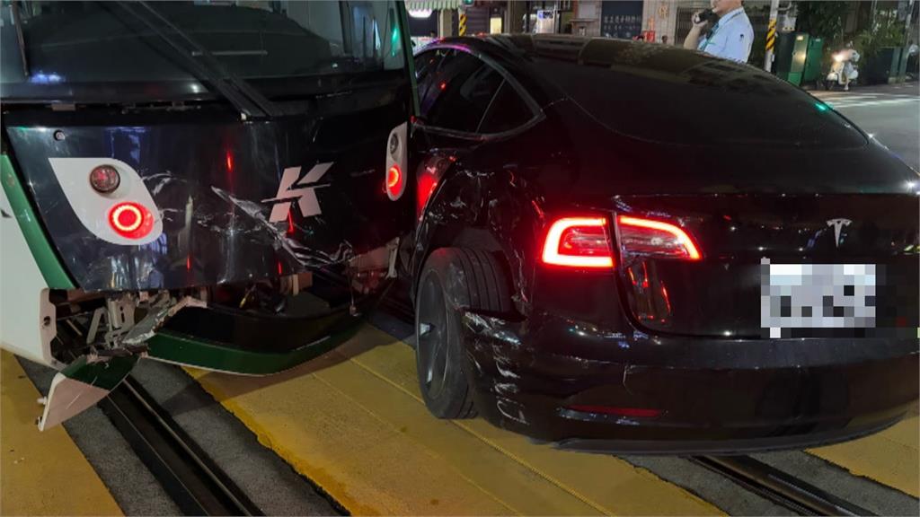 高雄輕軌遭撞擊車頭碎裂　肇事車主一度卡在車內