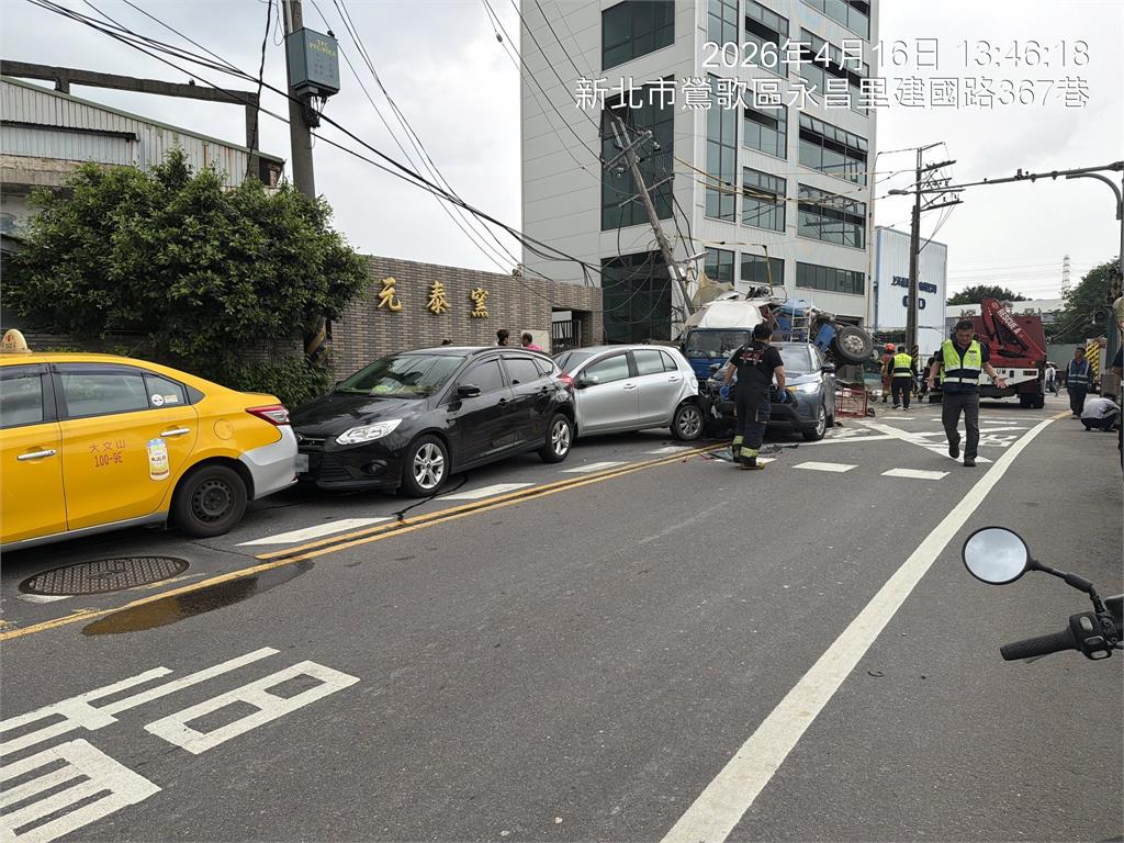 最新／鶯歌砂石車翻覆！2人受困車內　5大人1嬰兒受傷急救中