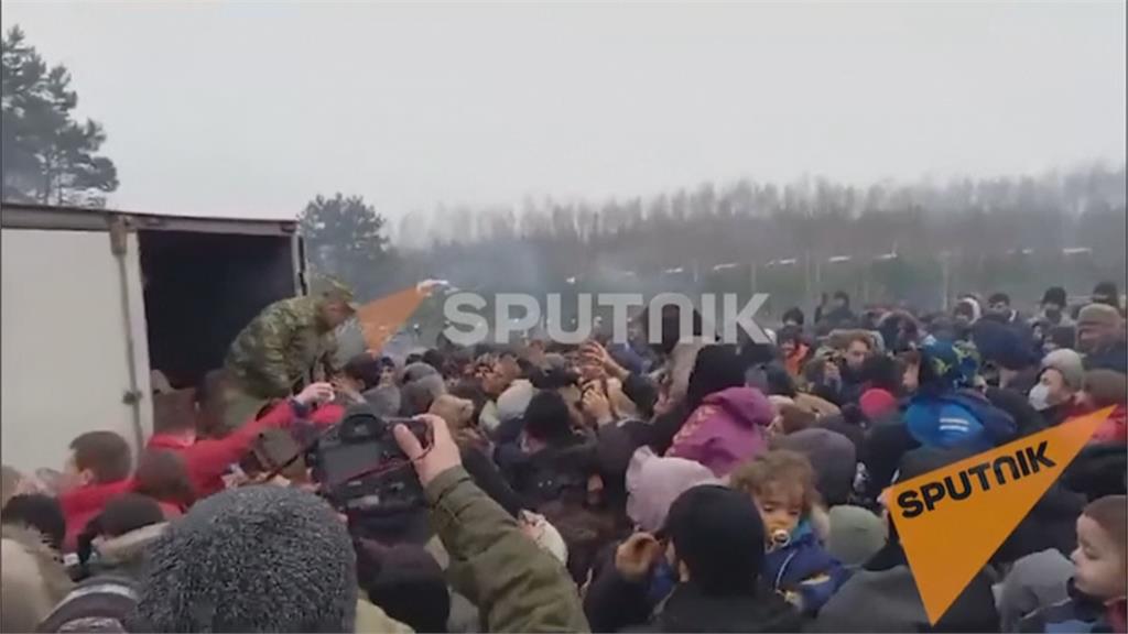 波蘭、白俄羅斯邊境移民危機！　移民失溫、爭搶人道救援物資