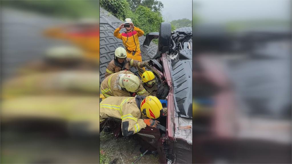 疑打滑失控！從國道摔落平面道路　父女一度受困車內送醫幸無大礙