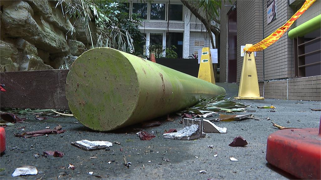 抬頭嚇傻！66歲翁撞爆停車場欄杆　轎車遭撞「半懸空」險象環生