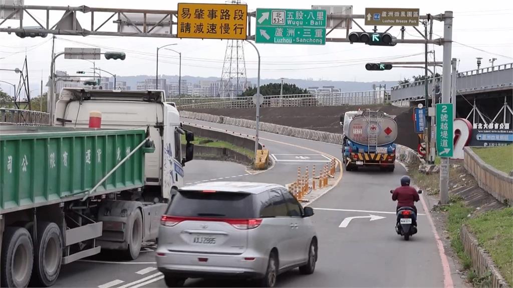 蘆洲二號越堤道口又車禍！　號誌標示不明　重機遭追撞慘摔