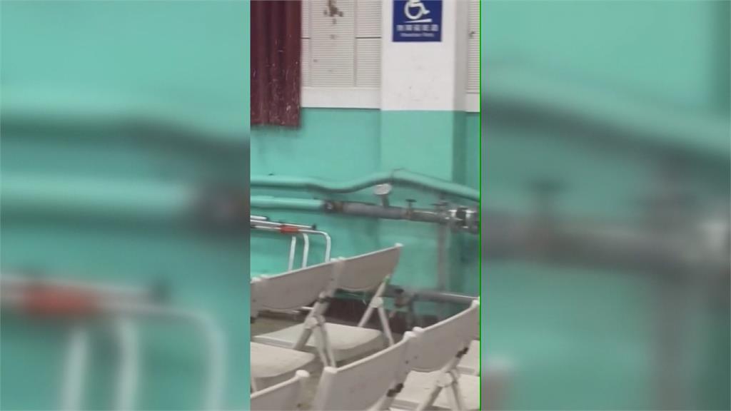 高中結業式冷氣管突爆管　水花狂炸！網笑：冷氣也結業式