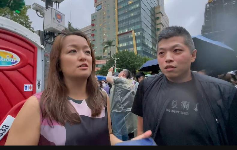 快新聞/抗議現場出現插曲!網紅團隊「百靈果」遭驅趕 群眾怒吼:滾出去