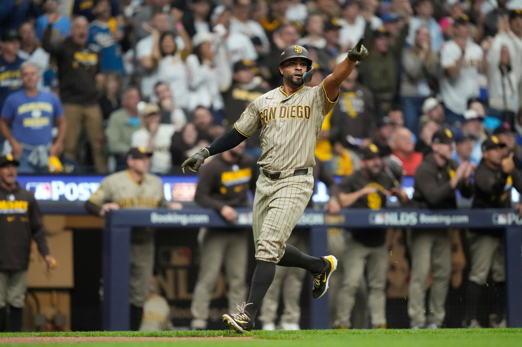 MLB(影)/這一跪救了教士整季!107英里強襲球眼看要穿 柏加茲神守備再見雙殺