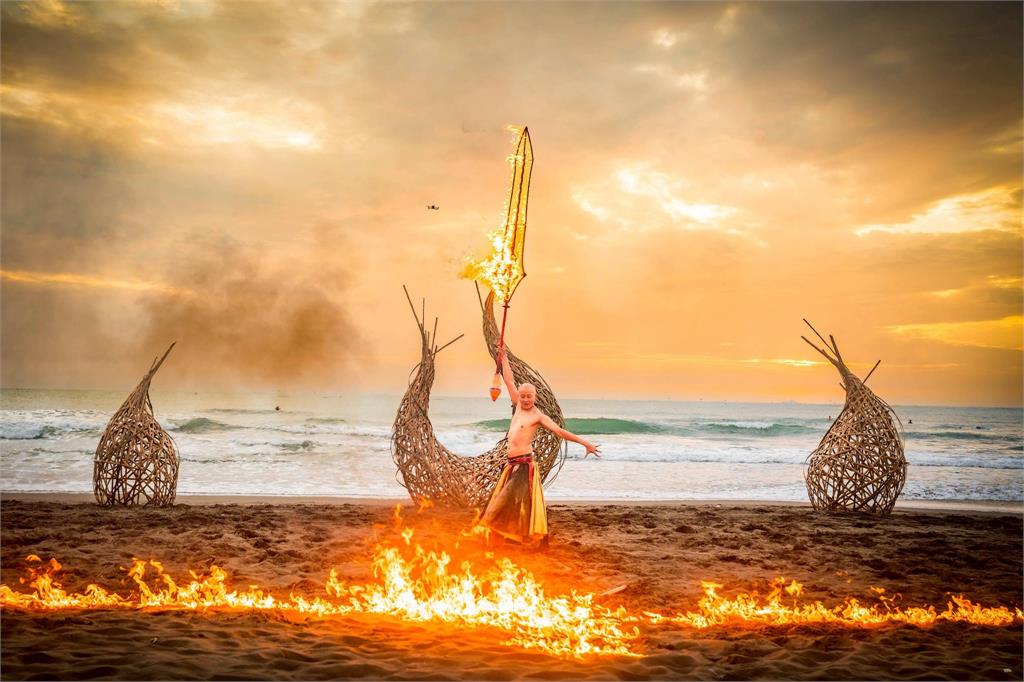 台南火神祭驚見「K董超嗨主持」反差大暴紅!「真相曝光」網猛跪:明年來主持