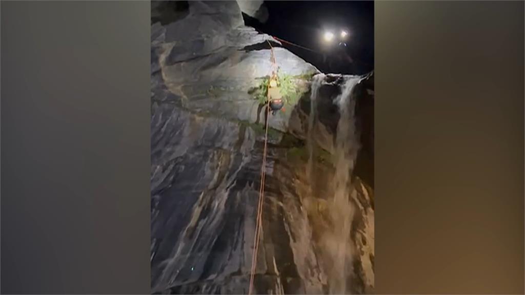 男飛龍瀑布溯溪墜落　消防繩索攀爬29公尺救援　過程驚險
