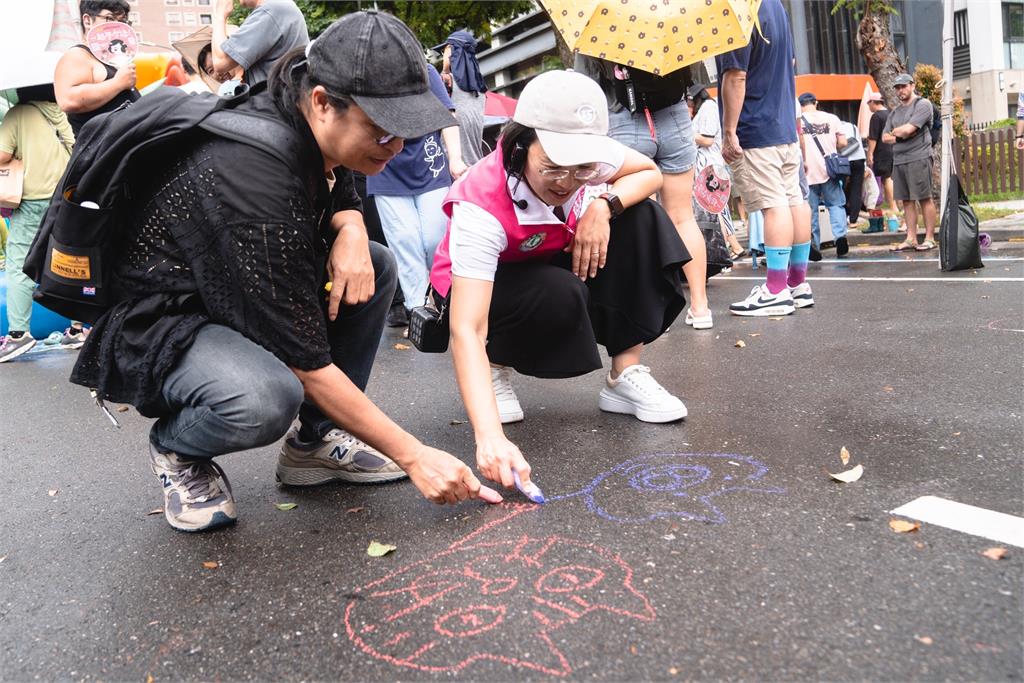 快新聞／大人小孩同樂！三峽北大社區封路　蘇巧慧攜兒童繪本作家嗨畫公車