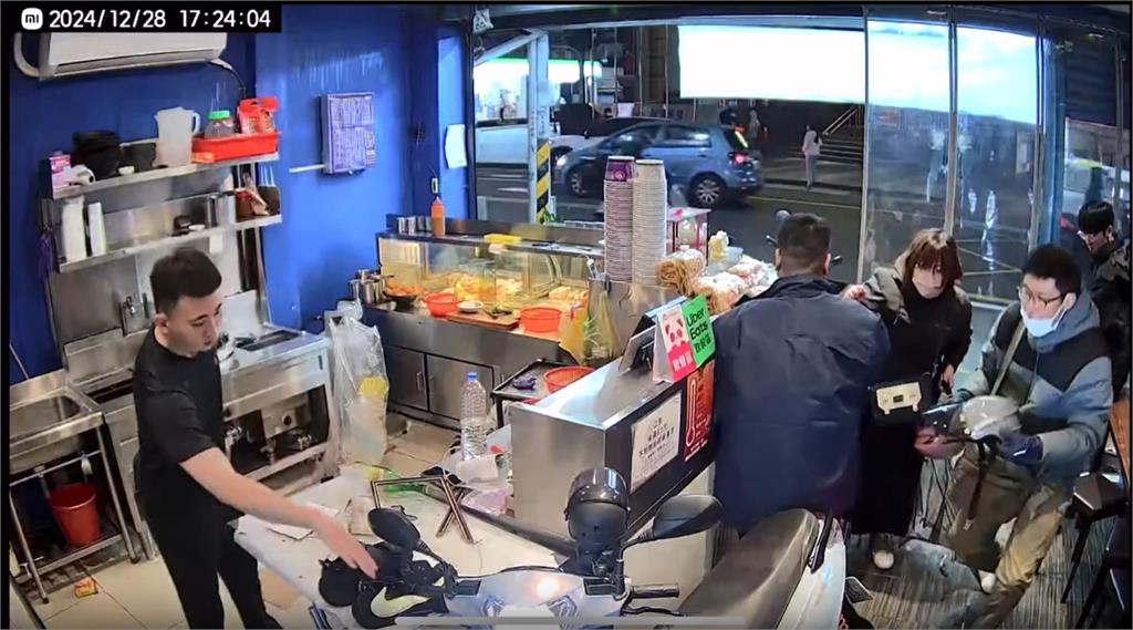 騎士誤催油門整車翹孤輪 暴衝撞進滷味店家