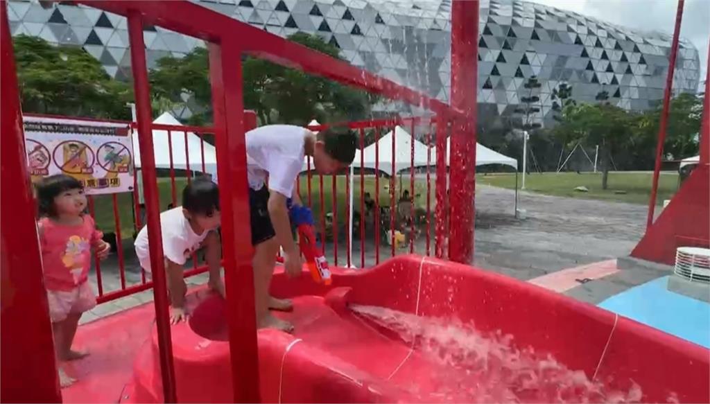 高溫炎熱！玩水消暑透心涼　高雄、台南開設戲水區成夏日好去處