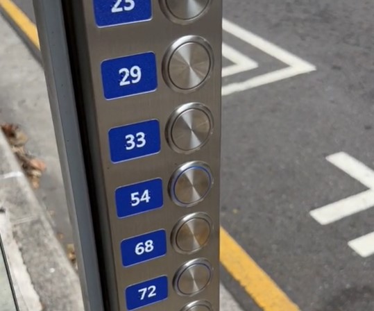 公車站牌柱上滿是「神秘數字按鈕」　內行曝方便用途：在台中文心路！